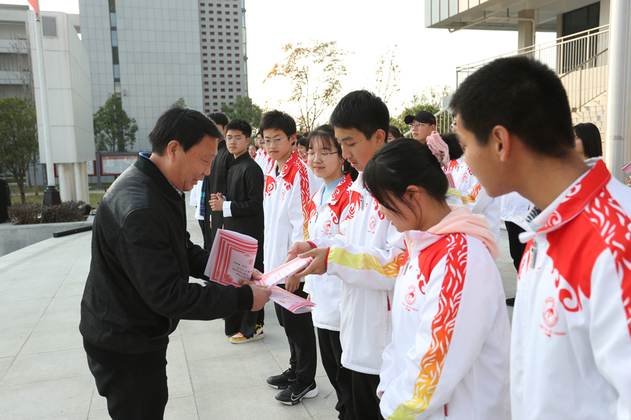 朱啟龍書記為特等獎選手頒獎.JPG